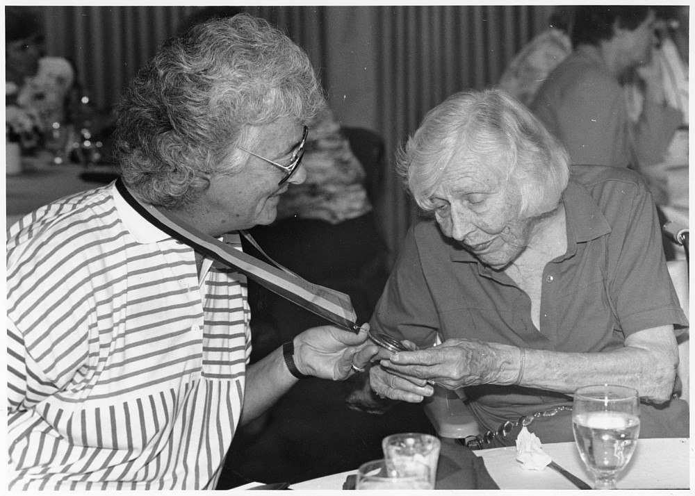 Vonnie Gros and Eleanor Snell with Olympic medal