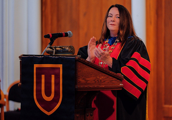 President Hannigan addresses first year students at Convocation.