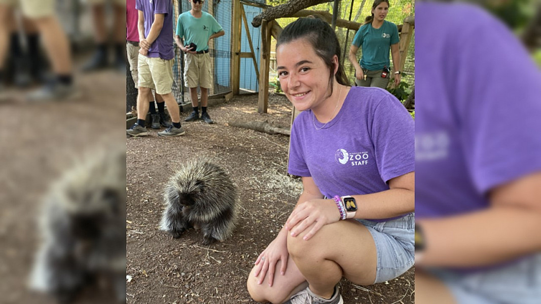 Emily Selfridge '23 working as an intern at the Elmwood Park Zoo.