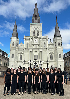 The Ursinus College Singers in front of St. Louis Cathedral in New Orleans