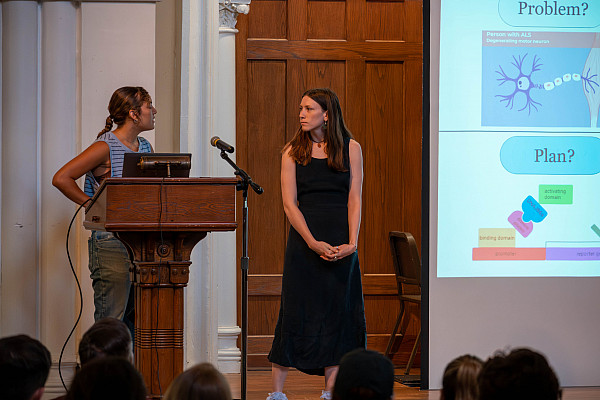 Nalia Seibert '24 and Rileigh Owens '24 present their 2023 Summer Fellows research.