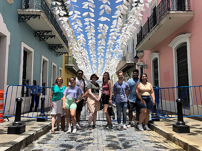 Associate Professor of Politics Rebecca Evans and the 2022 cohort of Melrose Fellows pose in Puerto Rico.