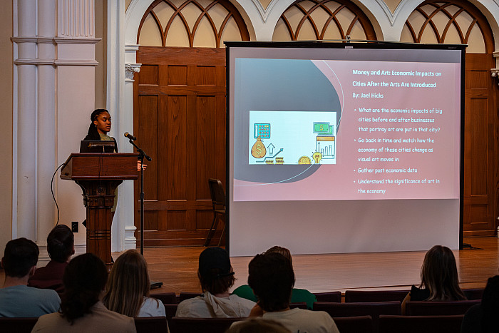 Jael Hicks '25 presents her research for the 2023 Summer Fellows program.