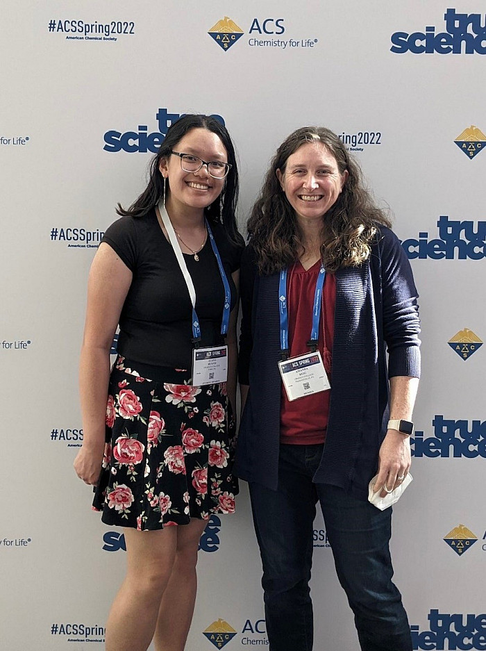 ReigHuynhACS2022: Professor Amanda Reig and BCMB major Alana Huynh inside the San Diego Convention Center
