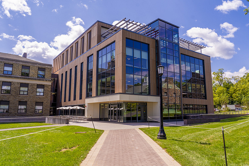 Photo of the Innovation and Discovery Center.