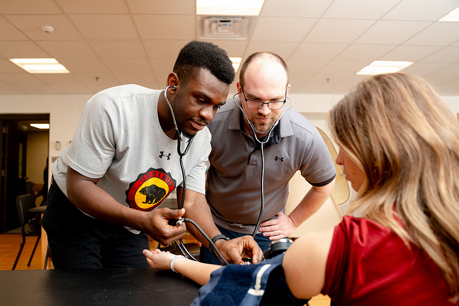 Future physical therapists work alongside Dr. Kyle Beyer in the REPS Lab.