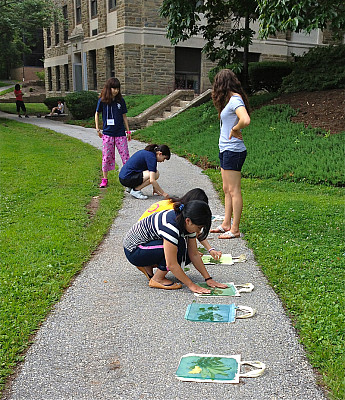 Students from Tohoku Gakuin University are completing a photography project making bookbags.