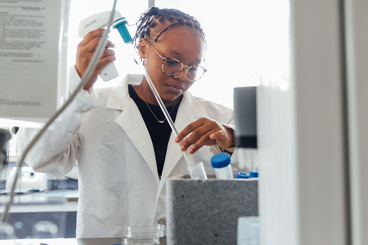 Chemistry student working in lab.