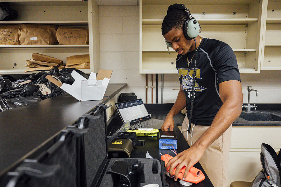Nikolas Washington '27 performs research in the lab of Dr. Leslie as part of the 2024 FUTURE program. - June 25, 2024